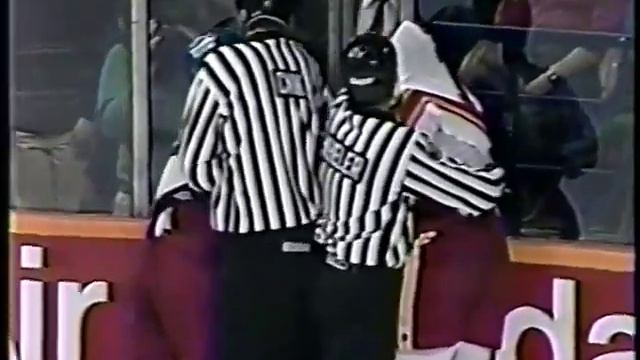 Craig Berube vs Tie Domi Round 3 смотреть онлайн