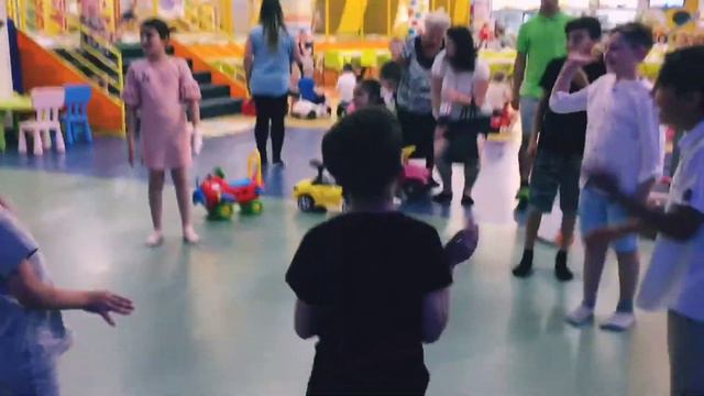 ВЕСЁЛЫЙ ДЕНЬ РОЖДЕНИЯ МИШЫ🎉🎊🎉 ВИДЕО ДЛЯ ДЕТЕЙ👦🏻👧🏻👶🏼 смотреть онлайн