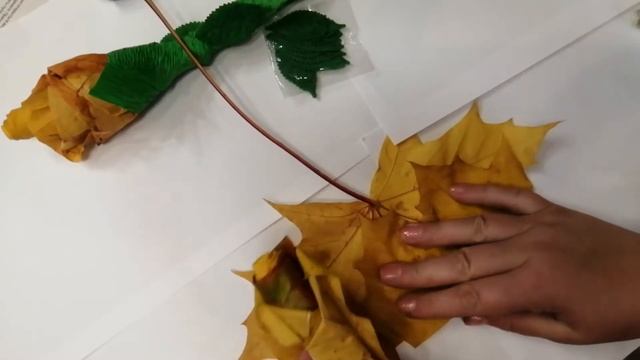 ПОДЕЛКА ко Дню УЧИТЕЛЯ. РОЗЫ из КЛЕНОВЫХ листьев Своими руками !!! смотреть онлайн