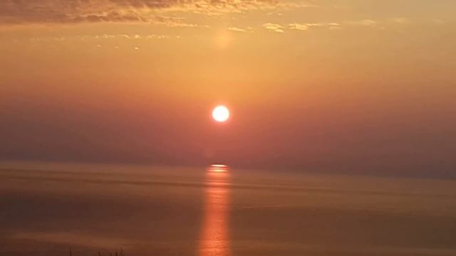 Закат на море. Блики закатного солнца на водной глади смотреть онлайн