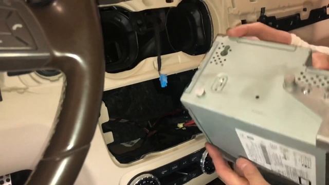 Снимаем магнитолу на GLK 220 смотреть онлайн