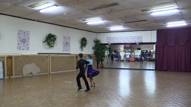 Выход - на данс пол. У партнёра неправильные руки. смотреть онлайн