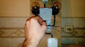 Как подключить две лампочки на один двухклавишный выключатель