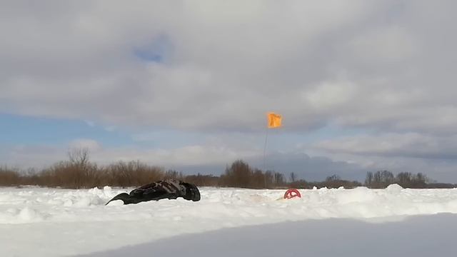 УЕХАЛ ЖИТЬ НА ЛЕД НА СНЕГОХОДЕ! Только поставил снасти, сразу такие, что в лунку не заходят! смотреть онлайн
