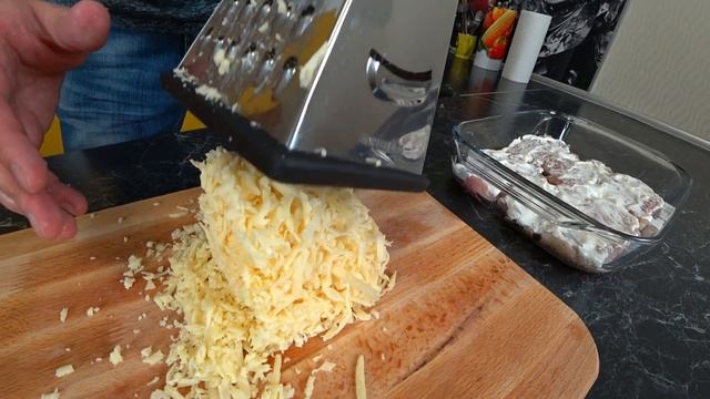 Сочная куриная грудка, запеченная в сметанном соусе с помидорами и сыром. смотреть онлайн