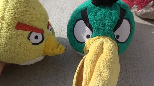 Angry Birds Plush Short - Chuck the Santa Denier! смотреть онлайн