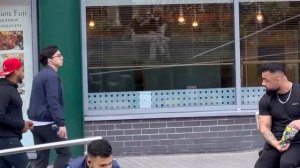 Делиться едой с незнакомцами - розыгрыш