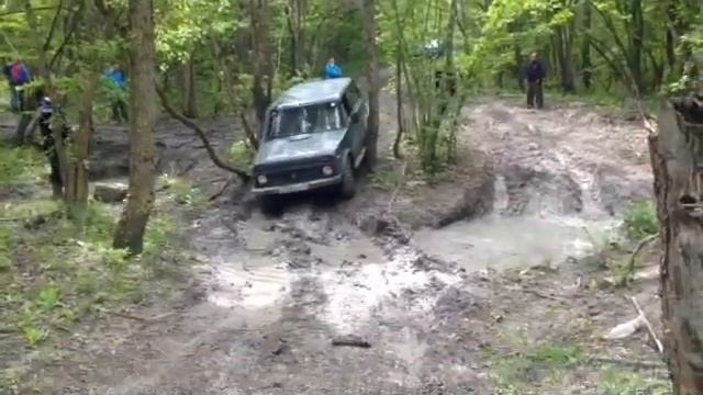 Нива штурмует яму смотреть онлайн