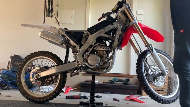 Honda CRF250R build Ep.1 (rebuild) 2 bikes become 1! смотреть онлайн
