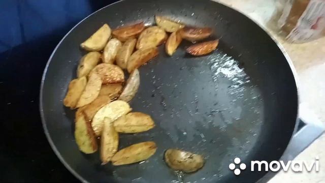 Курица в пергаменте без духовки и картофелем по деревенски на сковороде, просто и очень вкусно смотреть онлайн