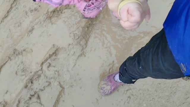 Дети играют в жидком снегу или как маме быть спокойной смотреть онлайн