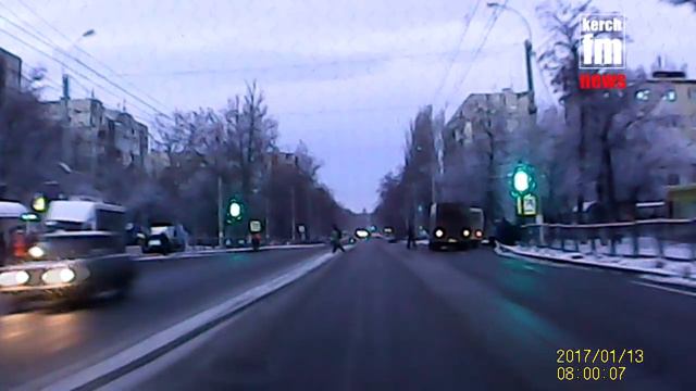 Керчане игнорируют новые светофоры на пешеходном переходе смотреть онлайн