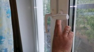 Установка гребенки на пластиковое окно.