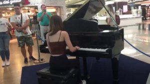 ДЕВУШКА СЫГРАЛА НА ПИАНИНО В АЭРОПОРТУ ► Потрясающее Исполнение