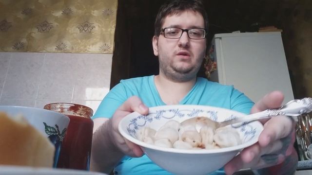 ИДУ С МАМОЙ В МАГАЗИН ЗА ПРОДУКТАМИ И ОБЕДАЮ ДОМА ПЕЛЬМЕШКАМИ смотреть онлайн