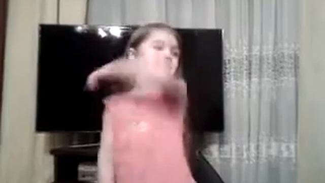 Маша рассказывает стихотворение ко ДНЮ 8 Марта mp4 смотреть онлайн