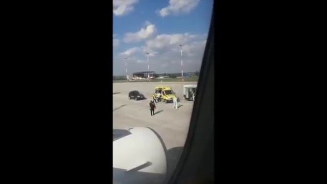 Издевательства продолжаются, 4 часа держат в аэропорту Кишинева! смотреть онлайн
