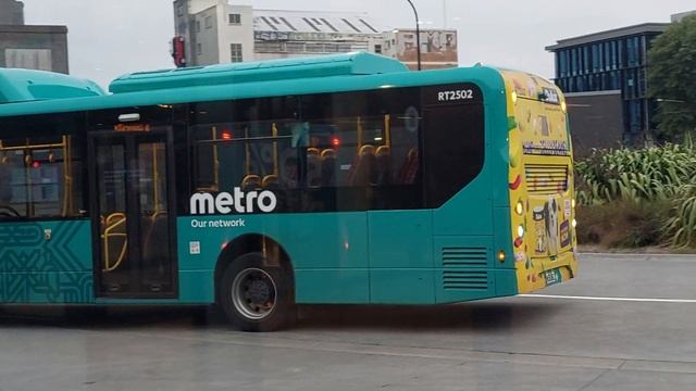 Two MAN 16.280's arrive and BYD K9 departs Christchurch Bus Exchange. смотреть онлайн