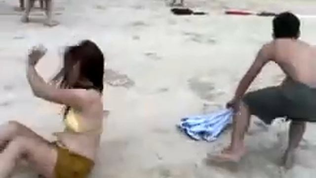 Really? Viral, Beach games, make long lines with all the things in the body. Including clothes and смотреть онлайн