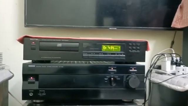 YAMAHA AX-592 stereo amplifier with Rotel cd player смотреть онлайн