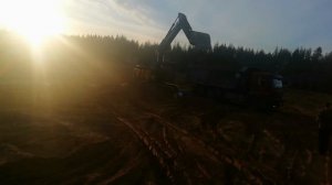 Экскаватор Volvo грузит самосвалы Howo и Volvo