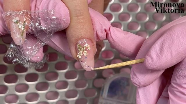 Зачем нужна пищевая плёнка в маникюре? Нежный весенний дизайн ногтей
