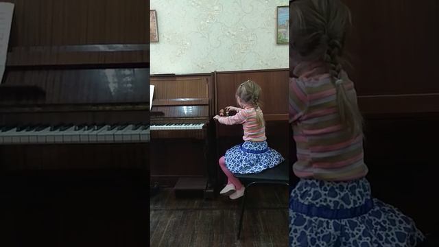 За печкою поёт сверчок. Песня. смотреть онлайн