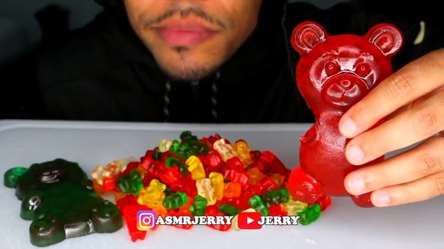 ASMR GIANT GUMMY BEARS vs. MINI GUMMY BEARS CANDY MUKBANG EATING SOUNDS JERRY смотреть онлайн
