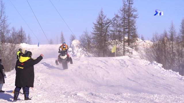 НАПЕРЕГОНКИ С ВЕТРОМ / Спортивно-технический клуб «Ямбург» - чемпион России по снегоходному кроссу смотреть онлайн