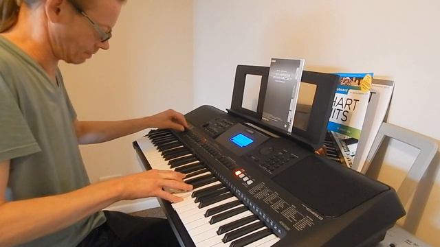 Yamaha PSR E453 смотреть онлайн