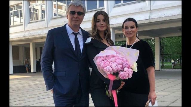 Повзрослевшая дочь Александра Абдулова блеснула в свете смотреть онлайн