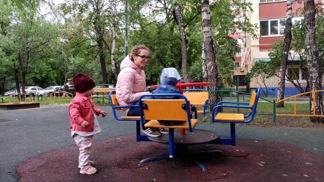 С братиком на карусели смотреть онлайн