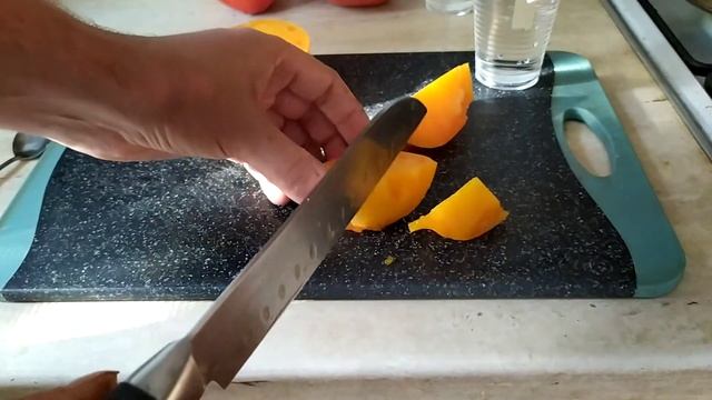 Дегустация и разрез томата сорта Coeur de Boeuf Orange (Бычье сердце оранжевое)