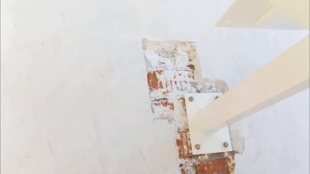 Монтаж белой лестницы с забежными ступенями. АнтиковкА