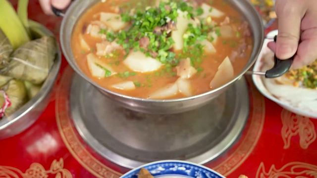 【超小厨】带团团胖胖回老家过端午！20斤牛蹄筋整麻辣牛杂，大口下饭一家人过瘾的很！ смотреть онлайн