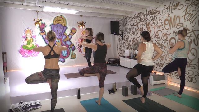 Lotus Flow One Hour Yoga Class ~ Invoking Ganesha смотреть онлайн