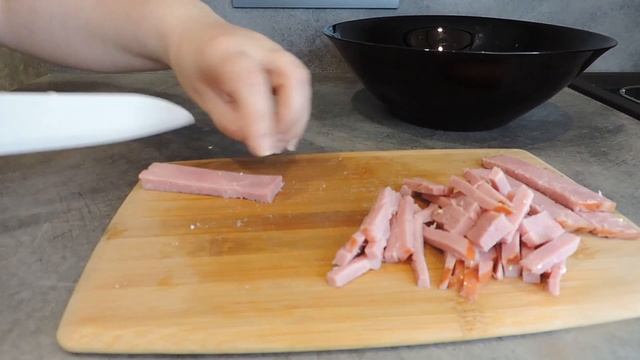 САЛАТ С ВЕТЧИНОЙ и СУХАРИКАМИ !ОЧЕНЬ ВКУСНЫЙ И СЫТНЫЙ САЛАТ ДЛЯ ВСЕЙ СЕМЬИ смотреть онлайн