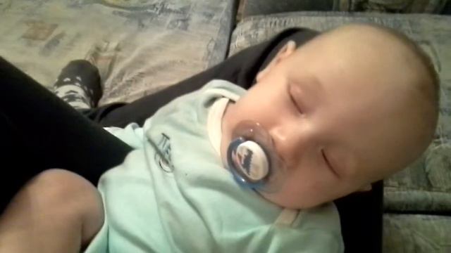 ребёнок прикольно засыпает