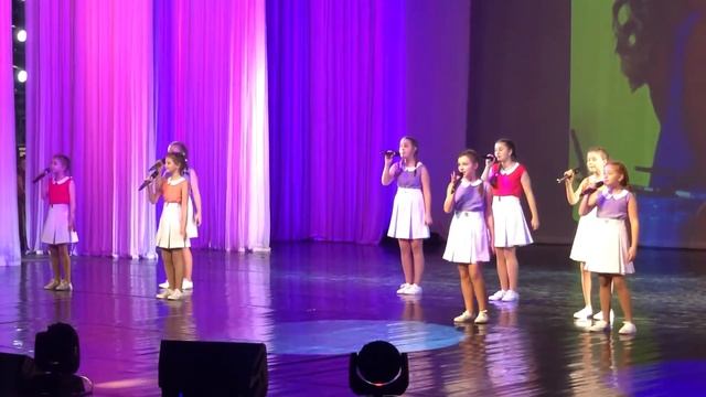 Вокальный ансамбль "Праздник". Песня "Я рисую город свой" смотреть онлайн