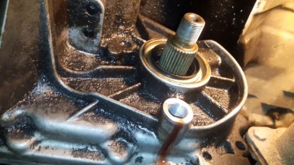 замена переднего сальника на раздатке NISSAN PATHFINDER R51