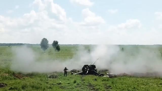 The fire of 152 mm Msta-B howitzer is corrected by a drone смотреть онлайн