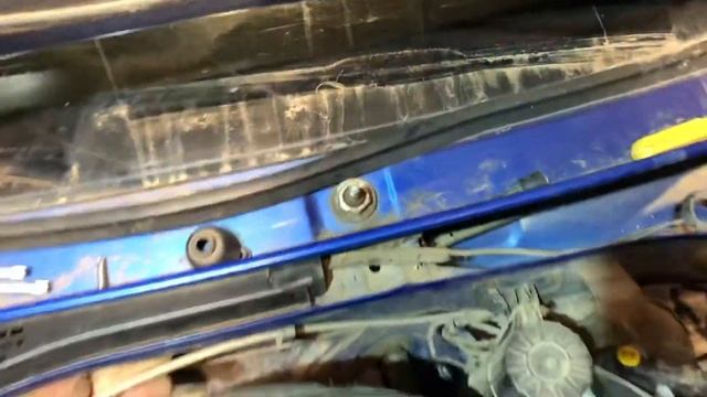 Как снять трапецию дворников с моторчиком на автомобиле Renault Logan смотреть онлайн