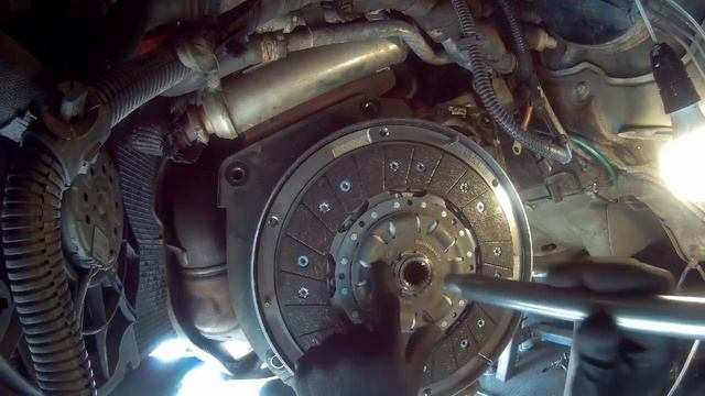 Wymiana sprzęgła, koła dwumasowego, wysprzęglika astra H zafira 1,9 diesel (Clutch, Flywheel Change смотреть онлайн