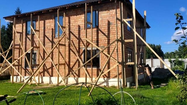 ۩Монтаж строительных лесов | Готовимся к фасаду | Строительство кирпичного дома۩ // ВОКРУГ ДОМА смотреть онлайн