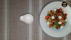 Салат с моцареллой, помидорами черри, кедровыми орехами и микс салатом, простой и вкусный рецепт