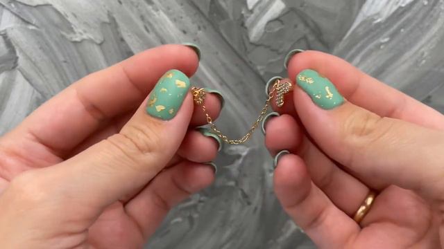 Серьги гвоздики 36539 белые фианиты позолота 18К смотреть онлайн