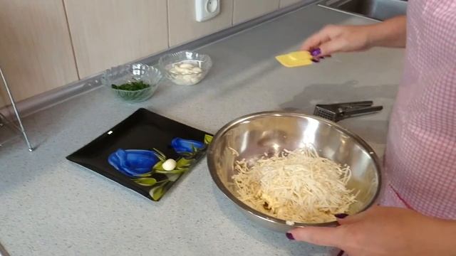 Рулет из омлета с сыром и зеленью смотреть онлайн