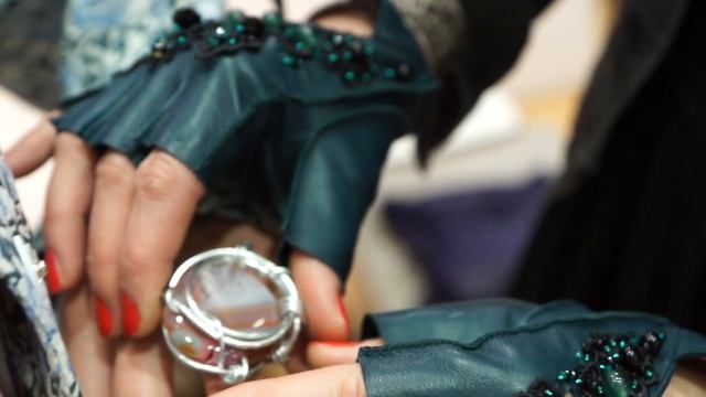 Как стилист подбирает образ. as the stylist picks up the image смотреть онлайн