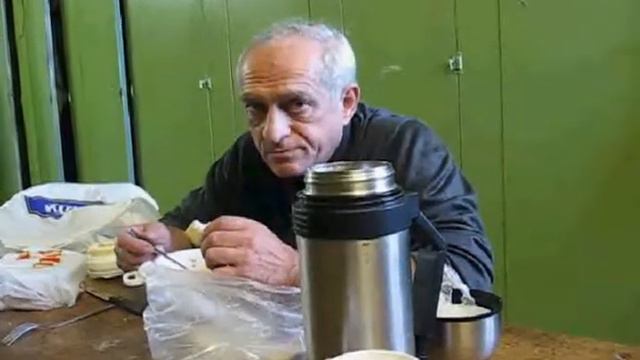 Мужик ест. смотреть онлайн