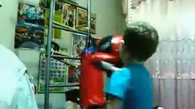 Наказал насмешку неожиданным ударом.mp4 смотреть онлайн